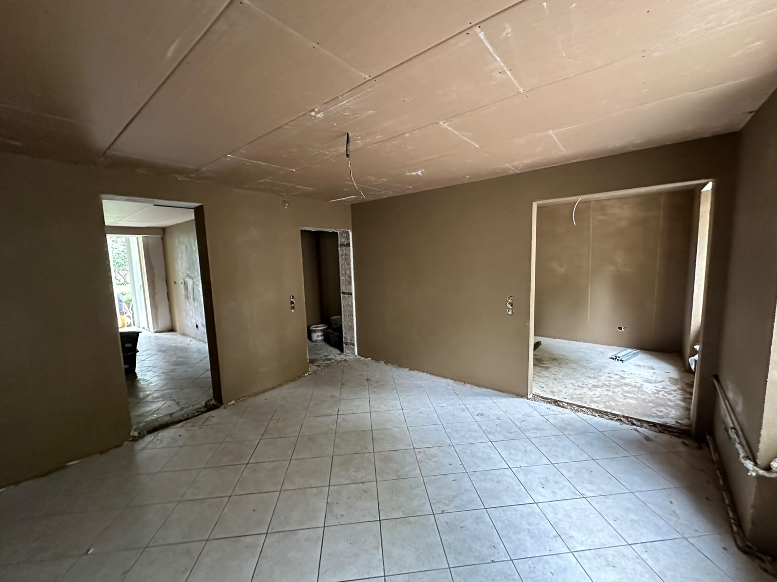 Innenausbau mit Trockenbau und Fliesen