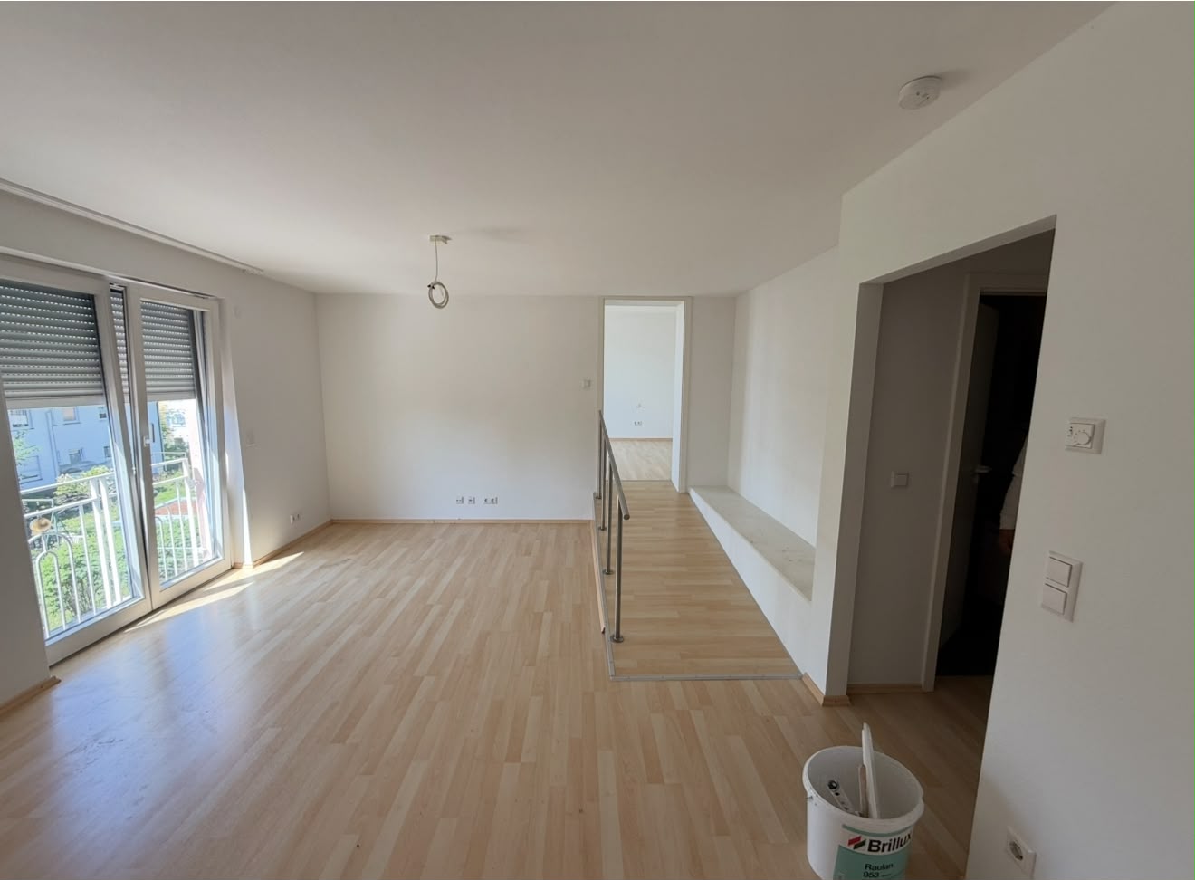 Heller renovierter Wohnraum mit Holzboden